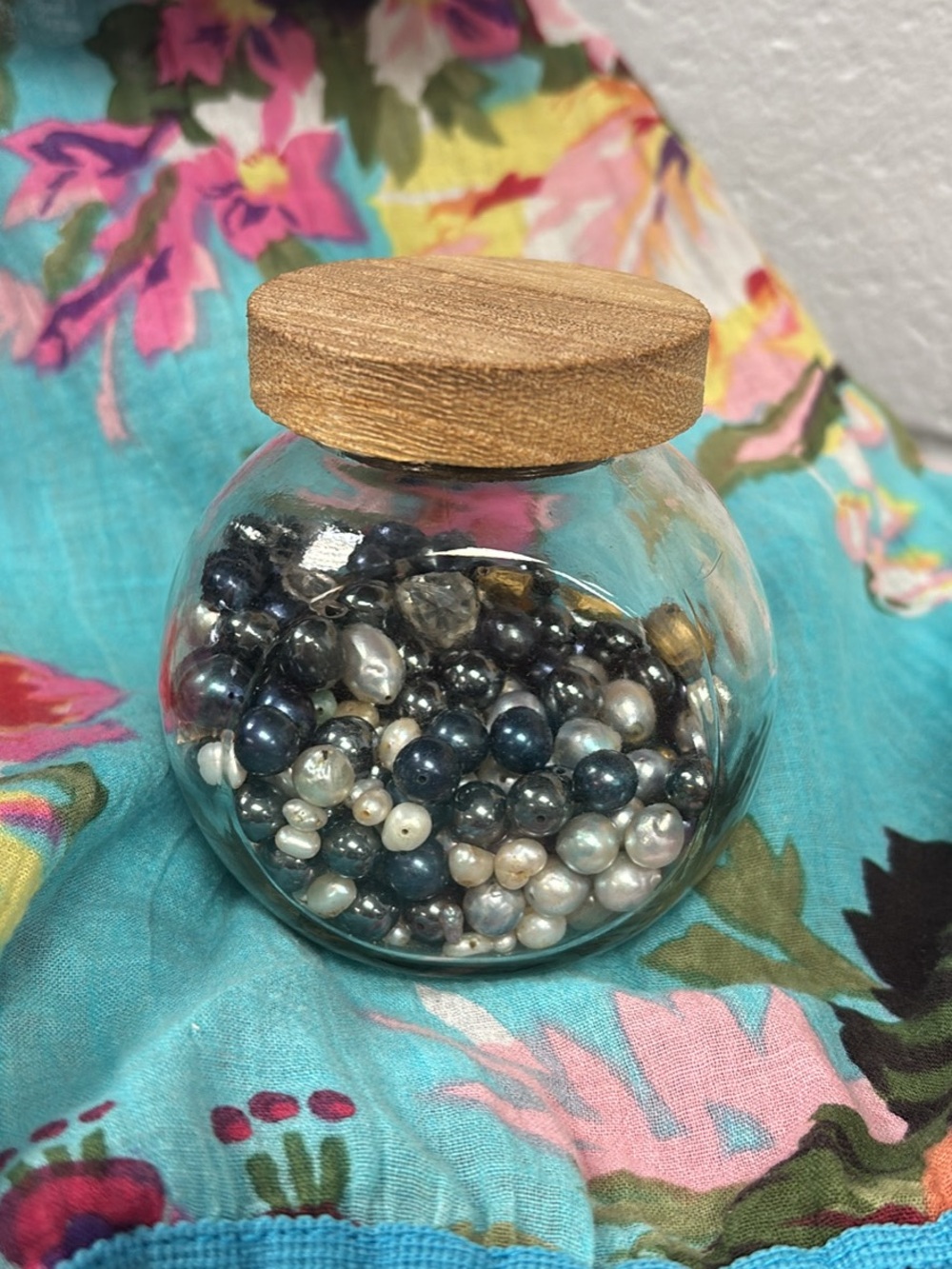 Mixed Pearl Bead Jar - Black and White Pearl Accents